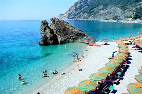 topless al mare|Cinque Terre beaches